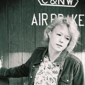 Mary Karlzen - List pictures