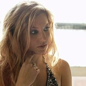 Julie Roberts - List pictures