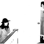 Deux Filles - List pictures