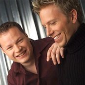 Sin Bandera - List pictures