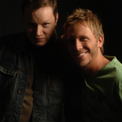 Sin Bandera - List pictures