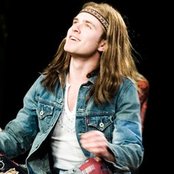 Kyle Riabko - List pictures