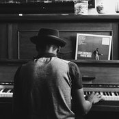 Leon Bridges - List pictures