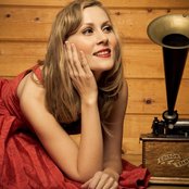 Nora Jane Struthers - List pictures