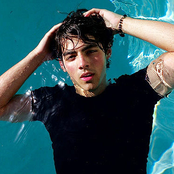 Joe Jonas - List pictures