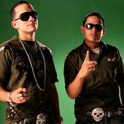 Khriz Y Angel - List pictures