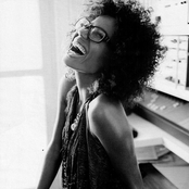 Nneka - List pictures