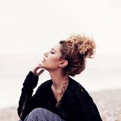 Raye - List pictures