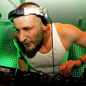 Kissy Sell Out - List pictures