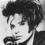 Easton Sheena - List pictures