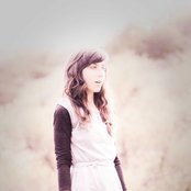 Julia Holter - List pictures