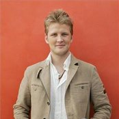 Alexander Acha - List pictures