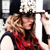 Martina Stoessel - List pictures