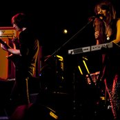 Hundred In The Hands - List pictures