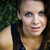 Sarah Neufeld - List pictures