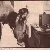 Deux Filles - List pictures