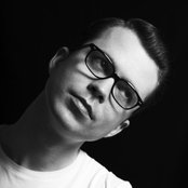 Tom Vek - List pictures
