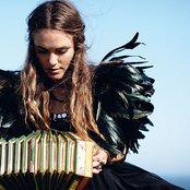 Julia Stone - List pictures