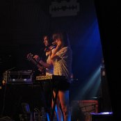 Hundred In The Hands - List pictures