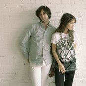 Hundred In The Hands - List pictures