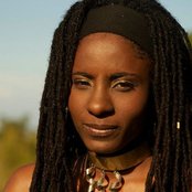 Jah9 - List pictures