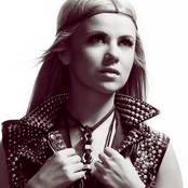 Mika Newton - List pictures