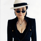 Yoko Ono - List pictures