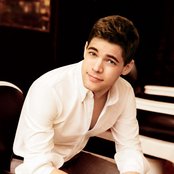 Jeremy Jordan - List pictures