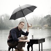 Hugh Laurie - List pictures