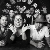 La Santa Cecilia - List pictures