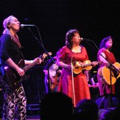 Tres Chicas - List pictures