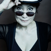 Yoko Ono - List pictures