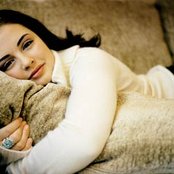 Aselin Debison - List pictures