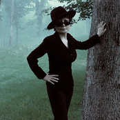 Yoko Ono - List pictures