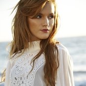 Bella Thorne - List pictures