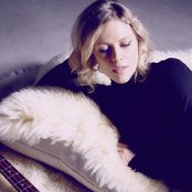 Britta Phillips - List pictures