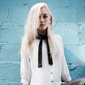 Emily Kinney - List pictures