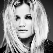 Sandra Lyng - List pictures