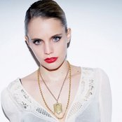 Anna Calvi - List pictures