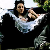 Emily Wells - List pictures