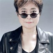 Yoko Ono - List pictures