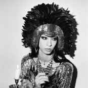 Simonne Jones - List pictures