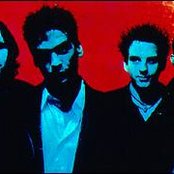 3 Colours Red - List pictures