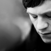 Iwan Rheon - List pictures