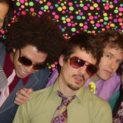 2 Skinnee Js - List pictures