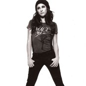 Nikki Flores - List pictures