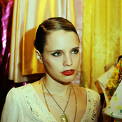 Anna Calvi - List pictures