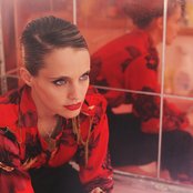 Anna Calvi - List pictures
