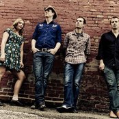 Angela Perley & The Howlin' Moons - List pictures