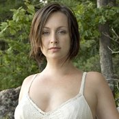 Tara Maclean - List pictures